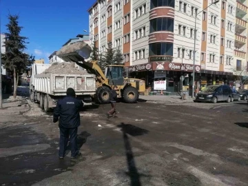 Kars’ta belediyenin kar mücadelesi sürüyor
