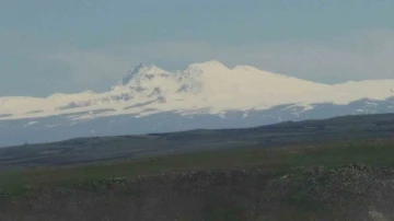 Kars’ta dağların zirvesi beyaza büründü
