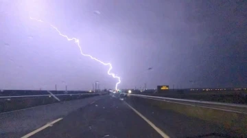 Kars’ta gökyüzü şimşeklerle aydınlandı