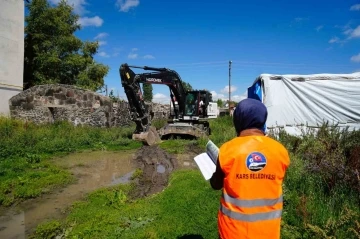 Kars’ta metruk binaların yıkımı sürüyor
