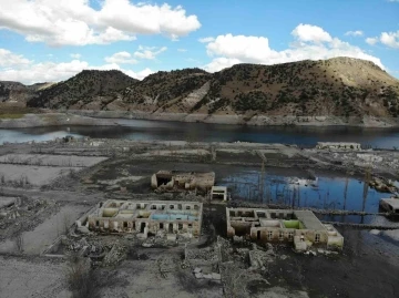 Kars’ta su çekildi, köy ortaya çıktı
