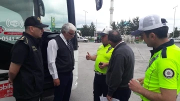 Kars’ta sürücülere ve yolculara trafik kuralları anlatıldı
