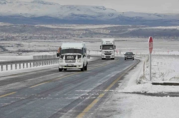 Kars’ta sürücülerin buzla imtihanı
