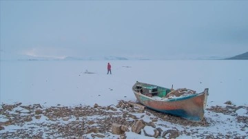 Kars'ın 2 bin 300 rakımdaki Aygır Gölü tamamen dondu