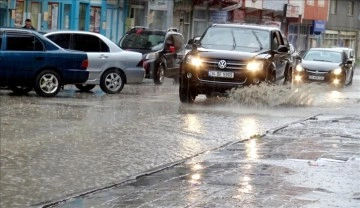 Kars'ta sağanak nedeniyle cadde ve yollarda su birikintisi oluştu