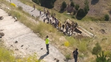 Kars'ta yolcu otobüsü şarampole devrildi