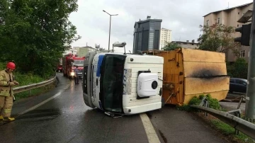 Kartal’da İSKİ’ye ait zift yüklü kamyon yan yattı
