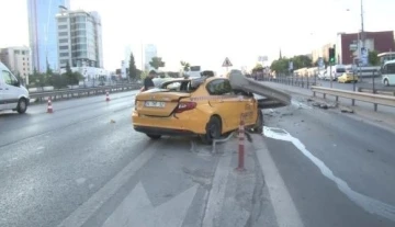 Kartal’da kontrolden çıkan taksi bariyerlere girdi
