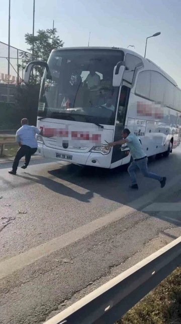 Kartal’da otobüsün önünü kesti, elindeki bıçak ile muavini kovaladı
