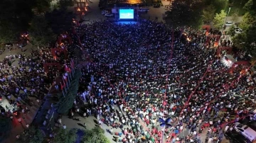Kartal’da vatandaşlar çeyrek final maçını meydanda kurulan dev ekranda izledi
