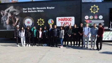 Kartal Meydanında bulunan ‘Narko Tır’ ile vatandaşa uyuşturucu hakkında bilgi veriliyor
