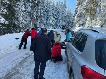 Kartalkaya yolu tatilcilere çile oldu: Yolda kalan araçları iterek kurtarmaya çalıştılar
