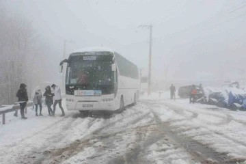 Kartepe’de kar aniden bastırınca araçlar zirveye çıkamadı
