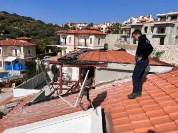 Kaş’ta 2 yapının kaçak bölümleri belediye ekiplerince yıkıldı
