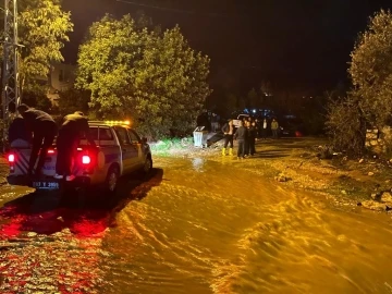 Kaş’ta bir camiyi su bastı, küçükbaş hayvanlar telef oldu
