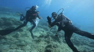 Kaş’ta deniz dibi temizliği yapıldı, kamyon lastiği, bar sandalyesi, tencere ve şişeler çıktı
