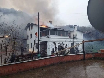 Kastamonu’da 2 ev çıkan yangında kullanılamaz hale geldi
