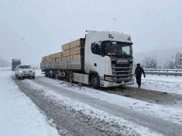 Kastamonu’da 430 köy yolu ulaşıma kapandı, ağır tonajlı araçlar yolda kaldı
