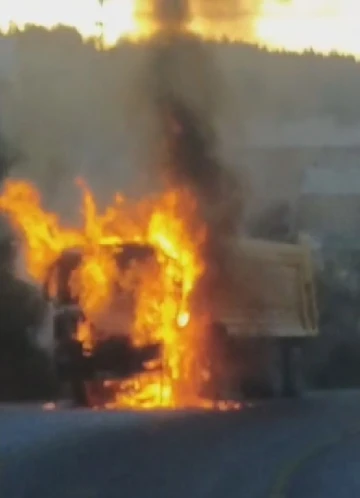 Kastamonu’da hafriyat kamyonu alev alev yandı
