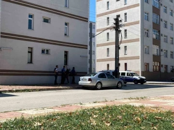 Kastamonu’da hareketli saatler, silahlı saldırgan dehşet saçtı: 2 polisi yaraladı, ailesini rehin aldı
