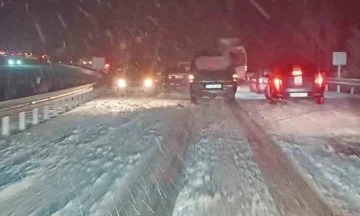 Kastamonu’da yoğun kar yağışı: Onlarca araç yolda kaldı