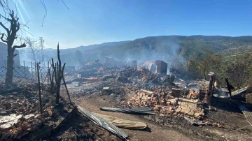 Kastamonu’daki köy yangını devam ediyor: 10 ev, 3 ahır yandı
