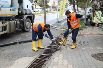 Kavak’ta mazgal ve ızgaralar temizleniyor
