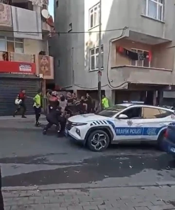 Kavgayı ayırmaya giden polis memurlarına saldırdı
