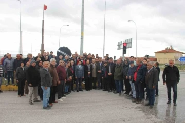 Kavşağa siyah çelenk koyup trafik kazalarını protesto ettiler
