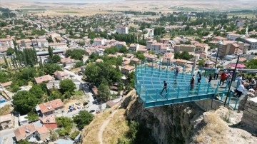 Kayalıklar üzerinde doğanın içinde bir cam teras