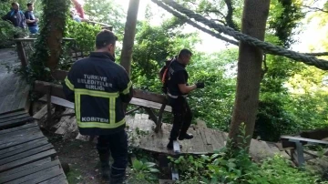 Kayalıklardan düşen genci kurtaran ekipler trenle hastaneye yetiştirdi
