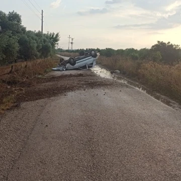 Kayganlaşan yolda takla atarak durabildi
