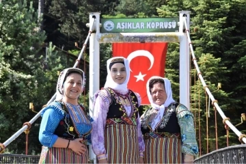 Kaymakam ilçenin tanıtımı için 600 yıllık yöresel kıyafet giydi, kadınlarla fotoğraf çektirdi
