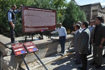 Kaymakam Ocak, tarihi Esenlik köyünü ziyaret ederek yönlendirme tabelalarının yerleştirmesini gerçekleştirdi
