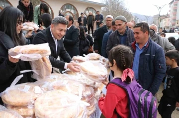 Kaymakam Özçelik, kız öğrencileri ile birlikte Ramazan pidesi dağıttı
