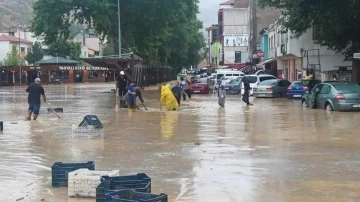 Kayseri’deki selde araçlar çamura gömüldü