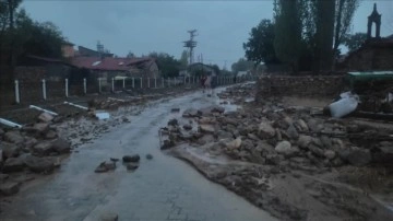 Kayseri ve ilçelerinde kuvvetli yağış sonrası sel meydana geldi