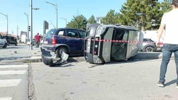 Kaza sonrası hafif ticari araç yan yattı: 2 yaralı
