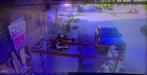 Kaza yapan genç aklına bile gelmedi: Hasar alan motoruna koşan vatandaşın o anları kamerada
