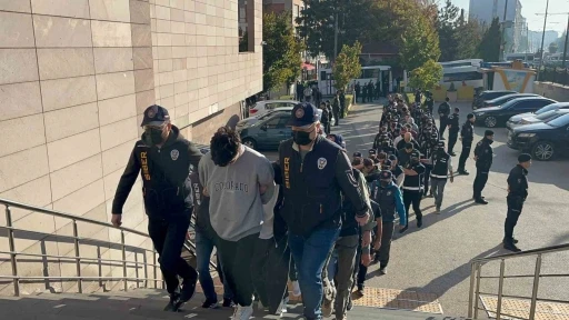 Aralarında Bursa'nın da olduğu ve kazanç vaadiyle 112 kişiyi dolandıran 40 şüpheliden 28’i tutuklandı