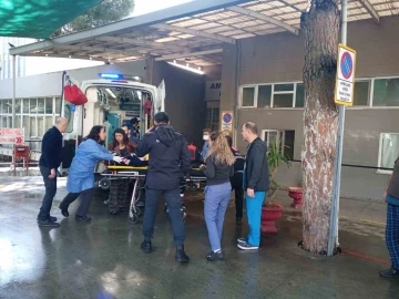 Kazaya müdahale eden sağlıkçılara otomobil çarptı: 1 ölü, 3 yaralı
