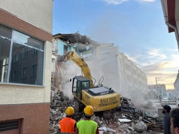 Kazılan temel yan binanın çökmesine neden oldu, faciadan dönüldü
