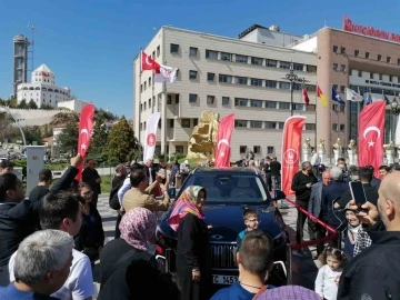 Keçiören’de vatandaşların beğenisine sunulan Togg yoğun ilgi gördü
