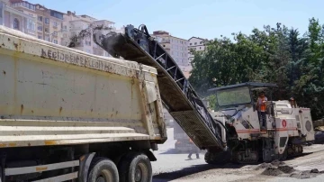 Keçiören’in sokakları sıcak asfaltla yenileniyor
