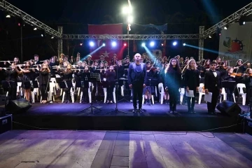 Kemer’de Gençlik Orkestrası gönülleri fethetti
