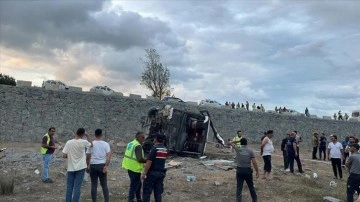 Kemerburgaz'da servis otobüsü köprüden düştü