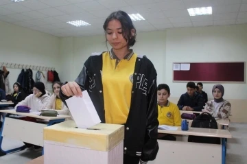 Kendileri küçük yürekleri büyük öğrenciler harçlıklarını depremzedelerle bölüştü
