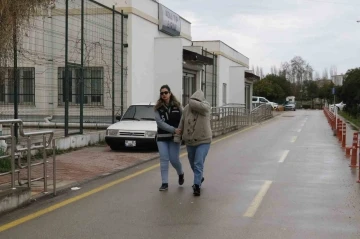 Kendisini kamu görevlisi olarak tanıtıp 8 kişiyi dolandıran kadın yakalandı
