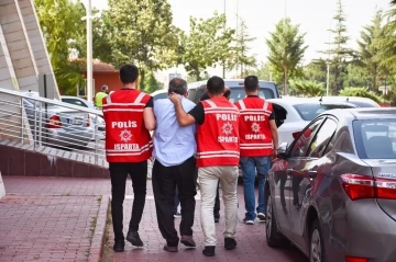 Kendisini polis olarak tanıtıp vatandaşın 400 bin lirasını dolandırdı, yakalandı
