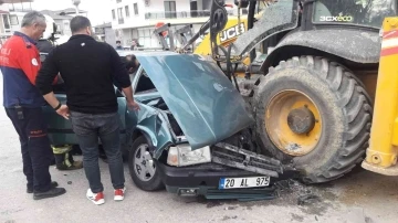 Kepçe ile çarpışan otomobil hurdaya döndü